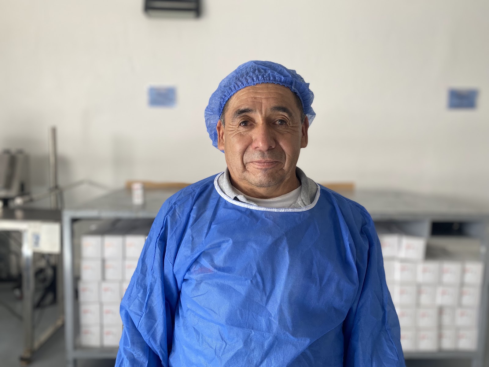 Técnico de acondicionamiento con indumentaria de buenas prácticas