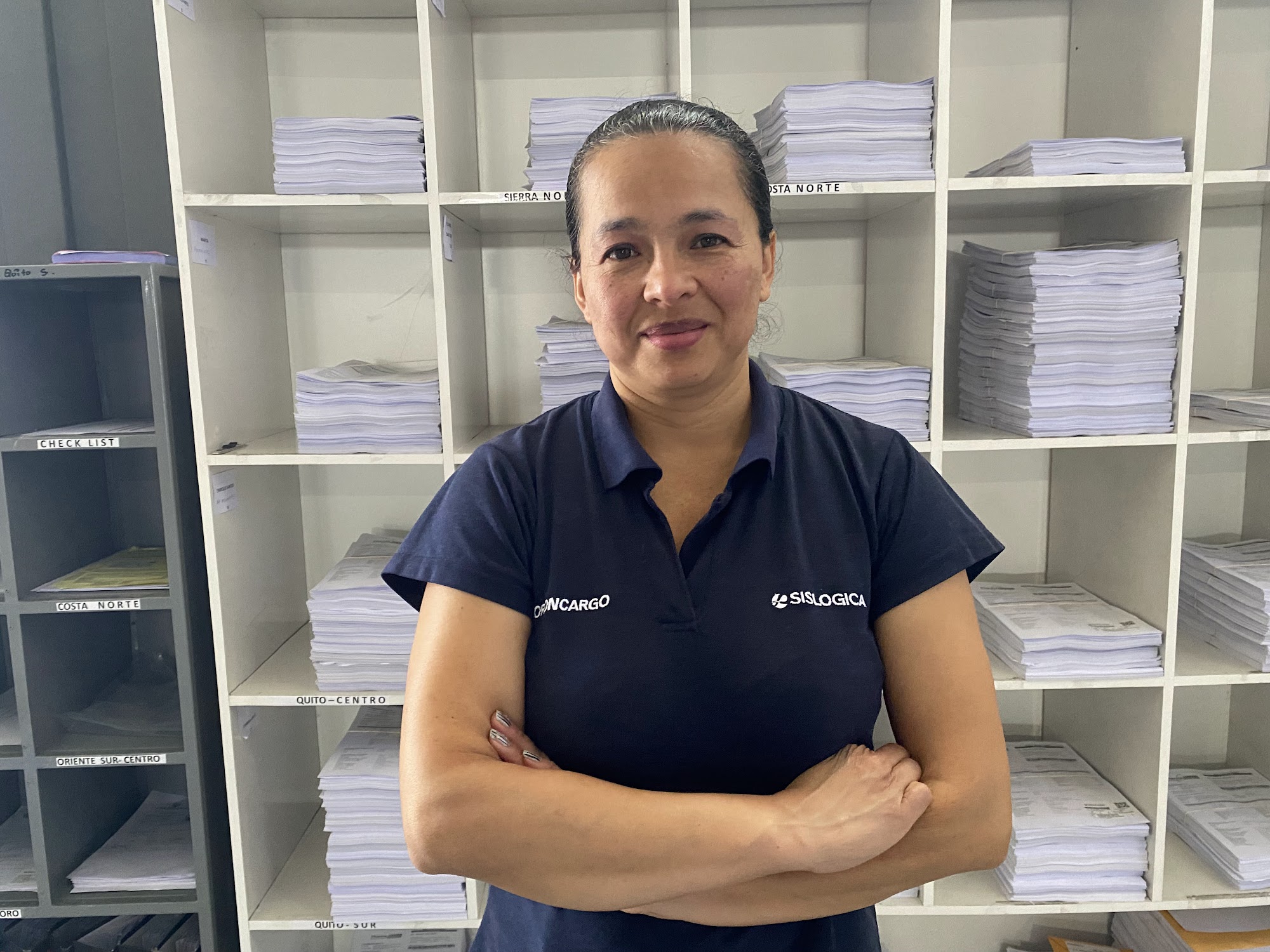 Colaboradora del equipo frente al archivo de documentación por zonas